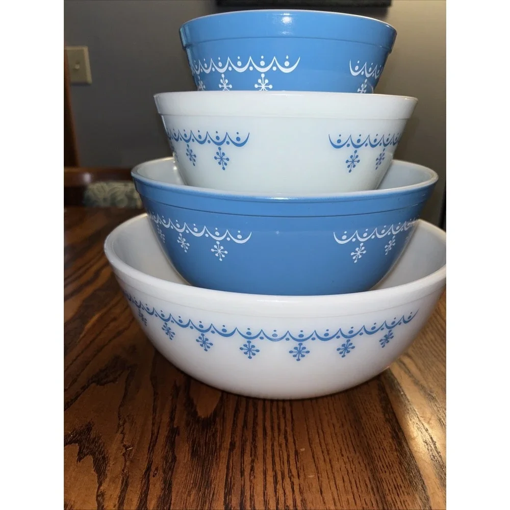 Vintage Pyrex Snowflake Garland Set Of 4 Nesting Mixing Bowls 401-404